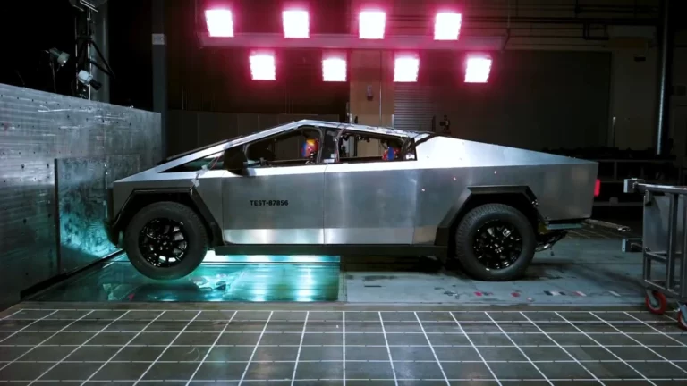Tesla Cybertruck Crash Test