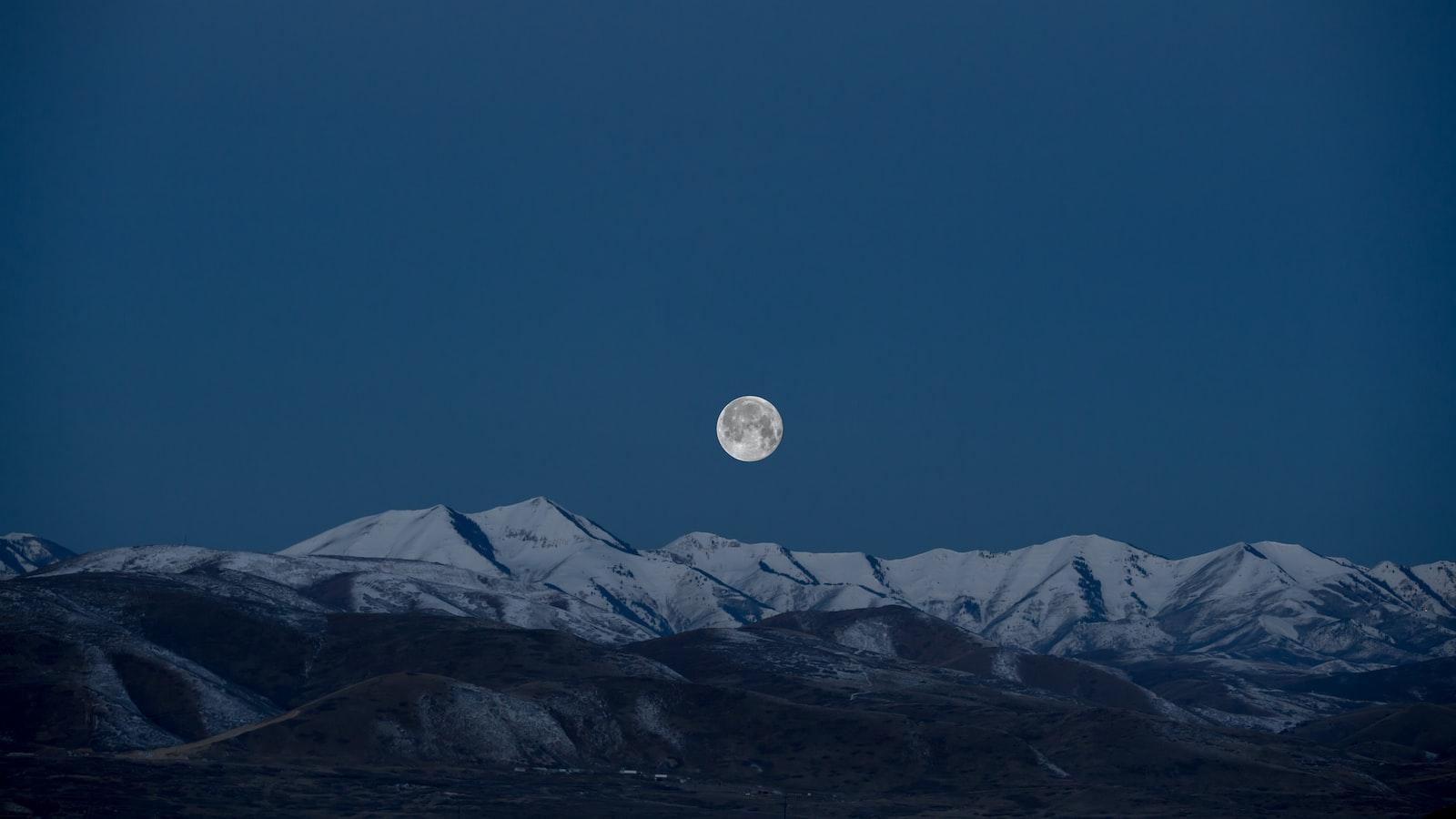Moon-10.com: Unveiling a Celestial Web Experience
