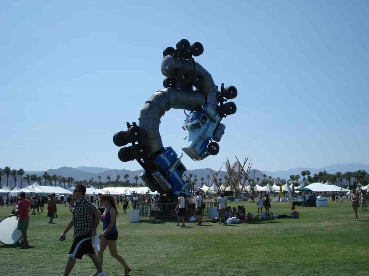 Onstage Spectacles: Unforgettable Performances and Glittering Set Designs Await at⁣ Coachella​ 2024